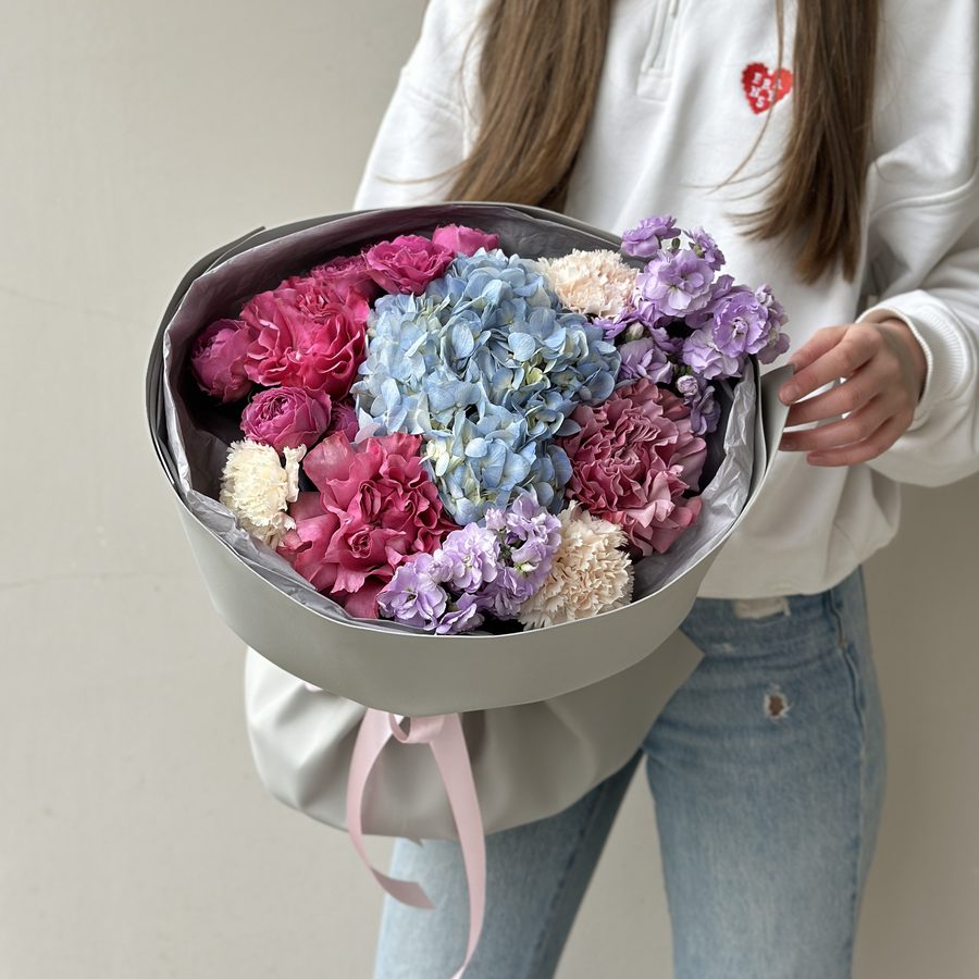 Авторский букет с маттиолой и диантусами