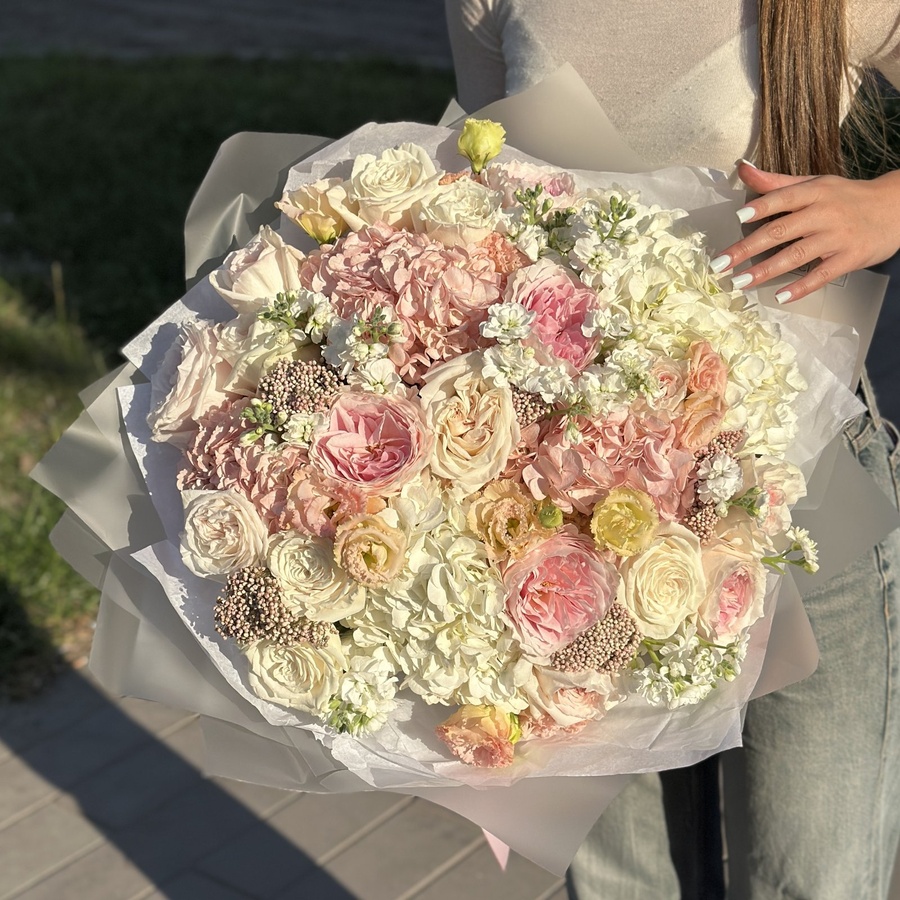 Авторский WOW-букет с пионовидными розами и эустомой