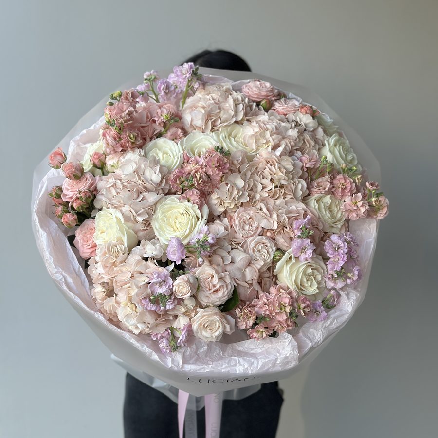 Авторский букет с ароматной маттиолой и гортензией