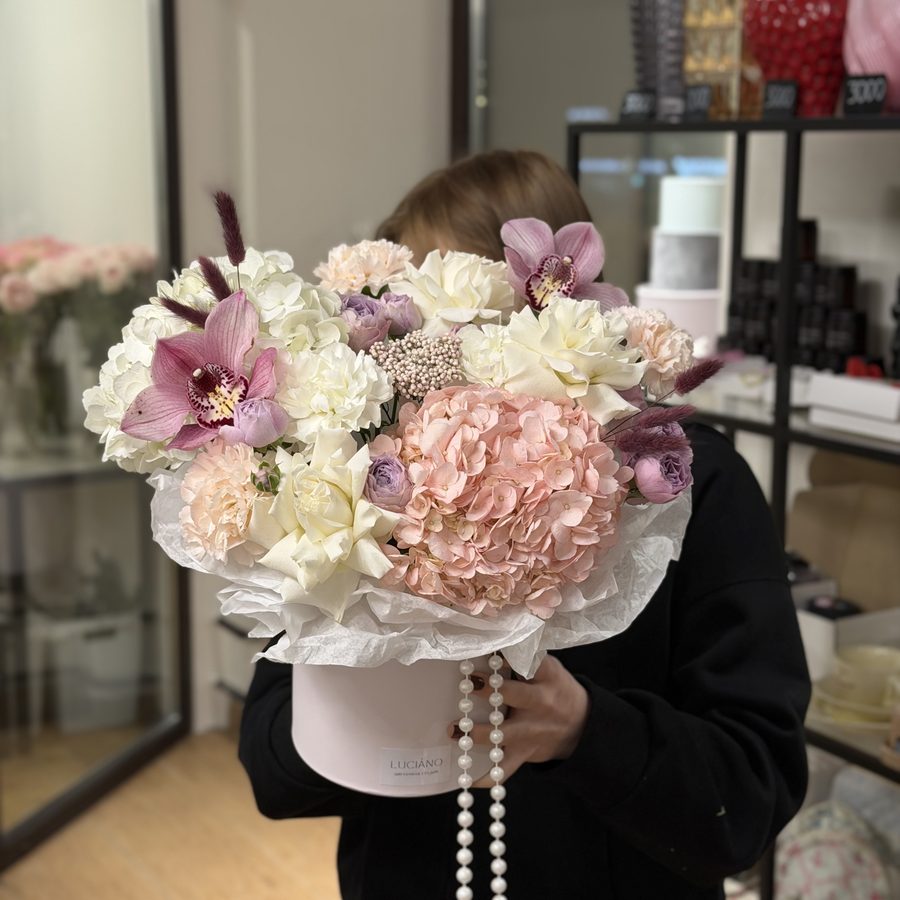 Авторская композиция с диантусами и орхидеями