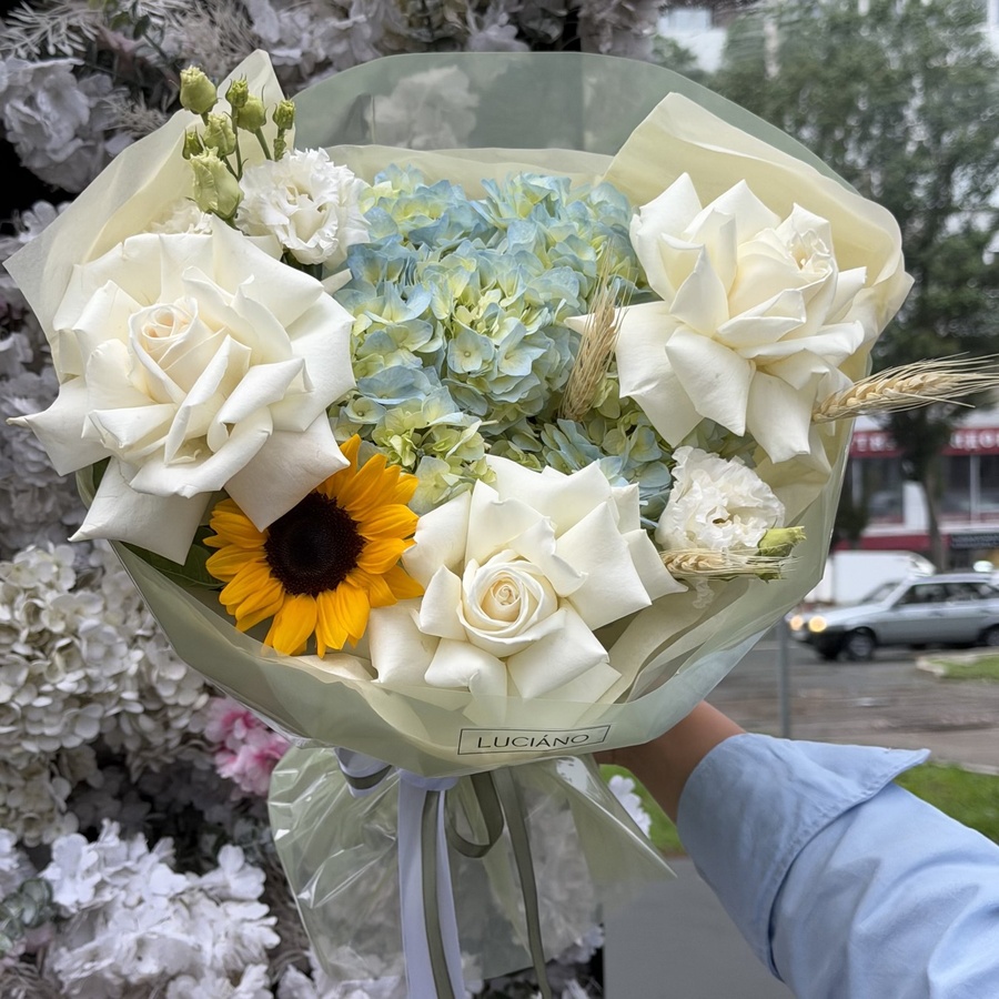 Авторский букет с подсолнухом и эустомой