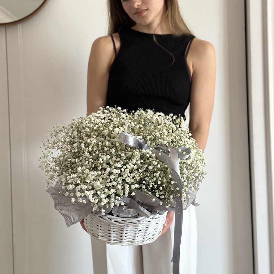 Композиция из стойкой воздушной гипсофилы в плетеной корзине