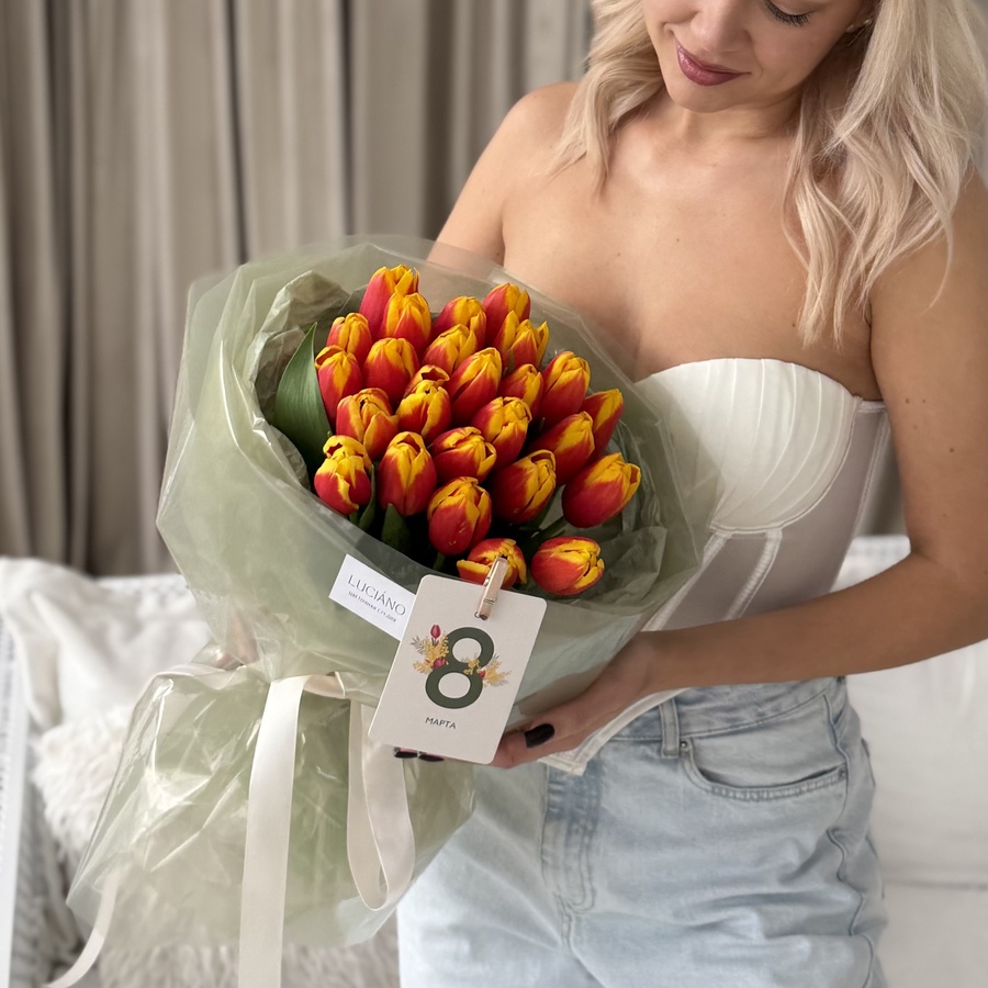 Моно-букет из красно-желтых тюльпанов - 25 шт