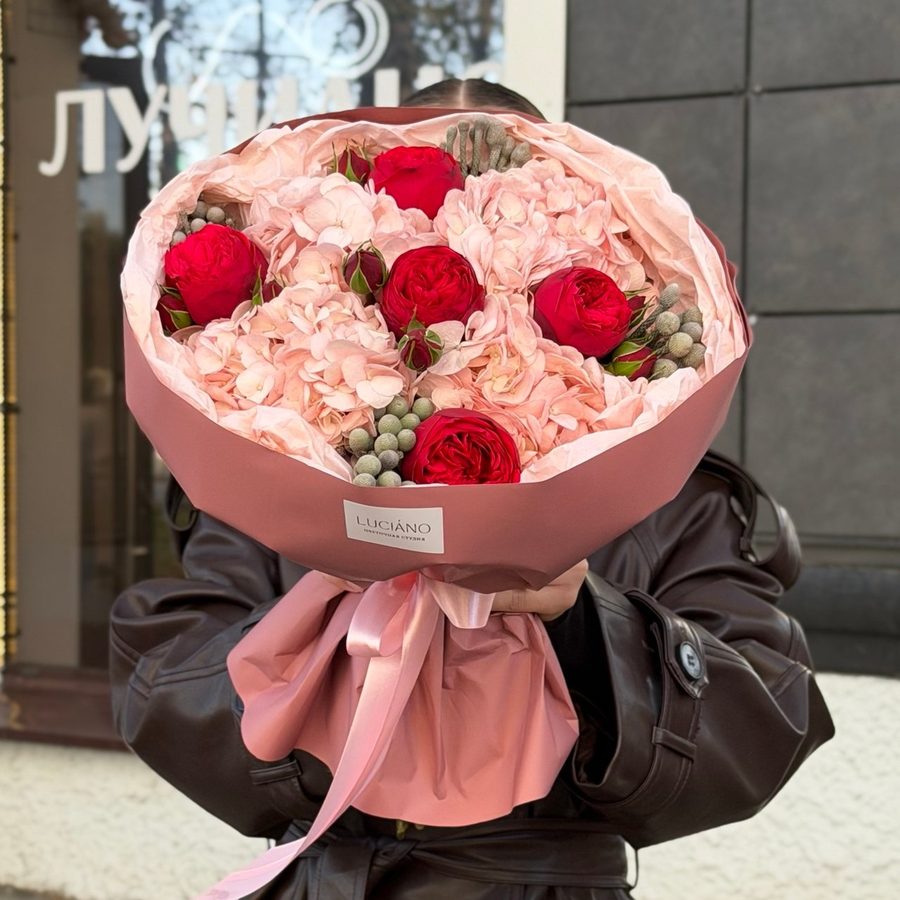 Авторский букет с гортензией, кустовыми розами и брунией