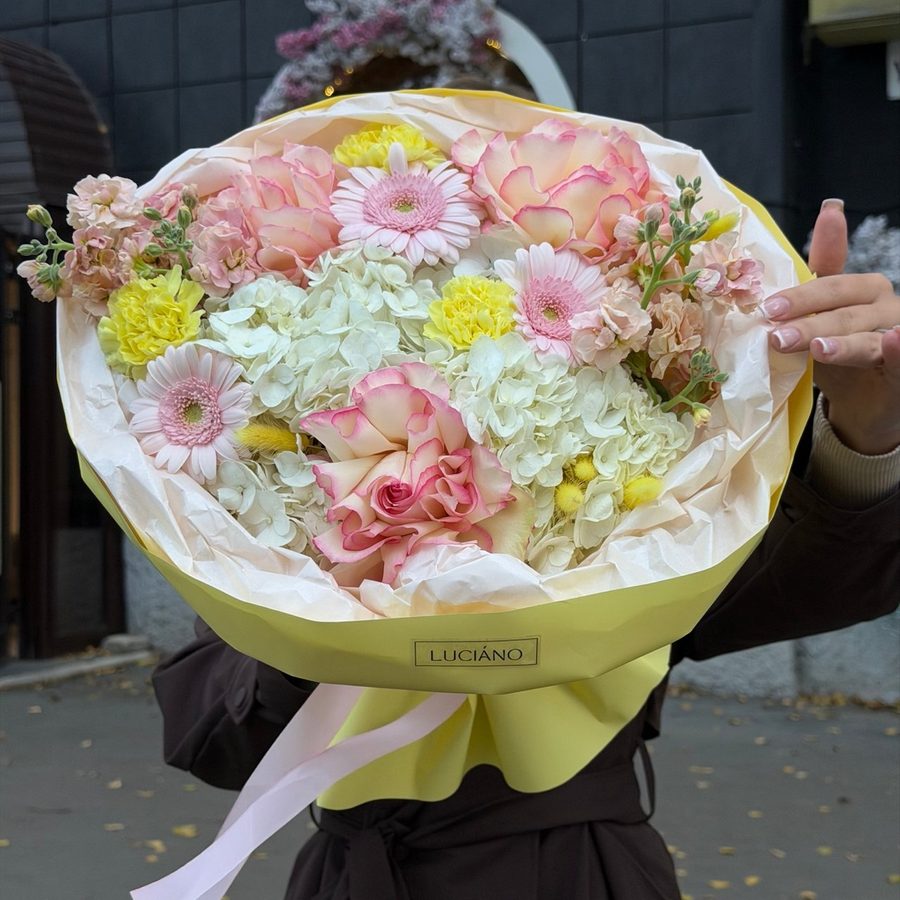 Авторский букет с диантусами и гермини