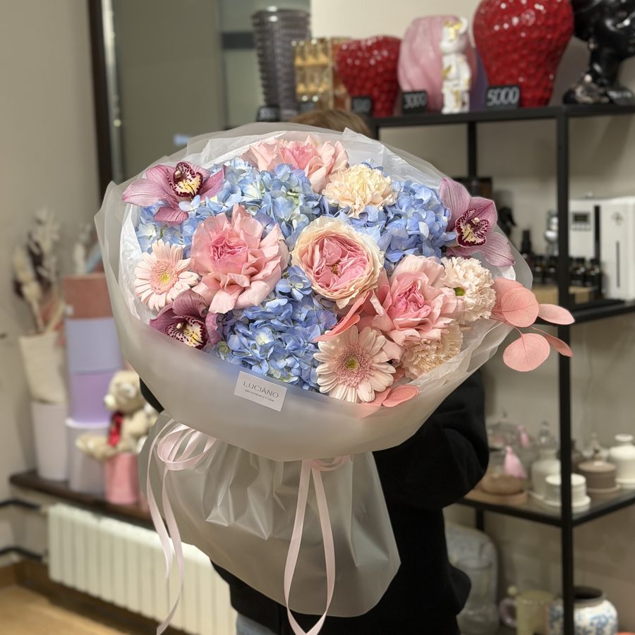 Авторский букет с пионовидными розами