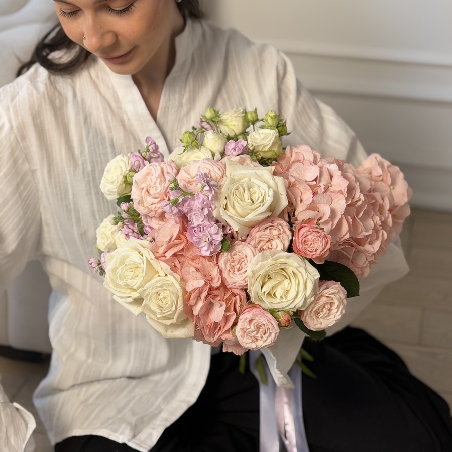 Фреш-букет с розами Playa Blanca и маттиолой