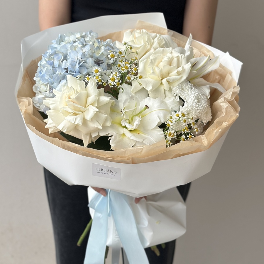 Авторский букет с танацетумом и лилией