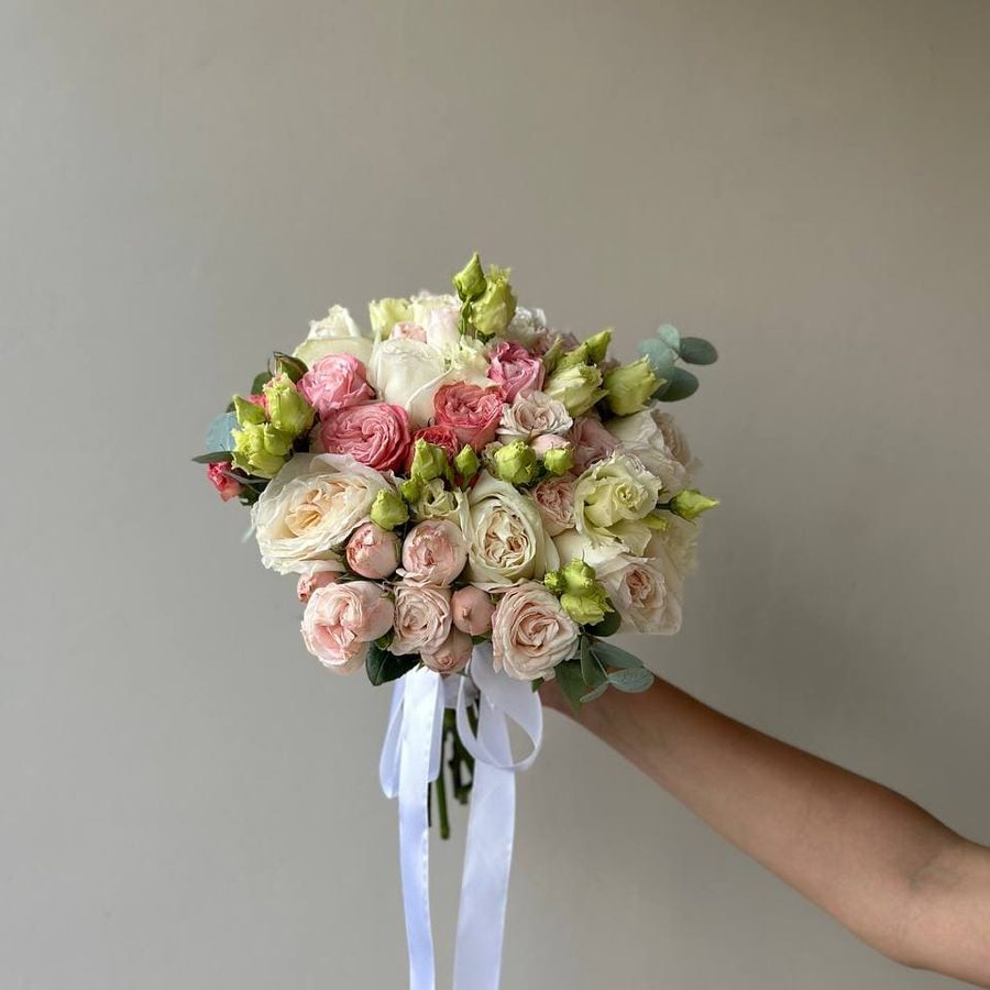 Фреш-букет с эустомой и пионовидными розами
