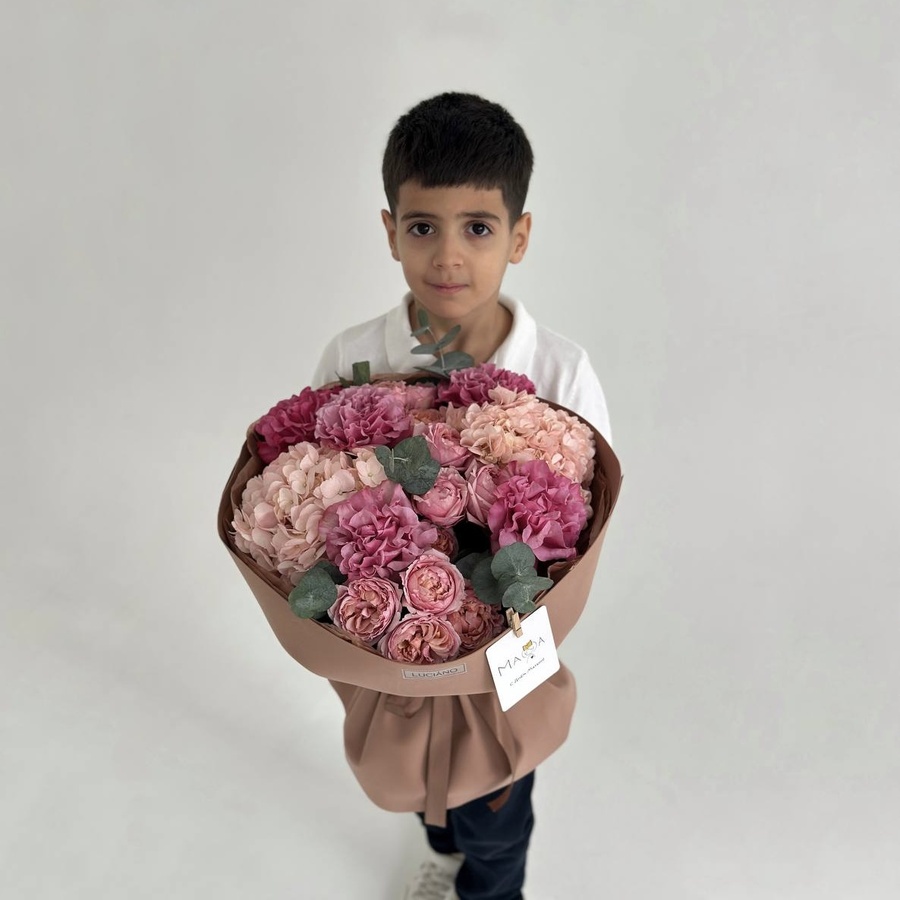 Авторский букет с кустовыми розами и гортензиями