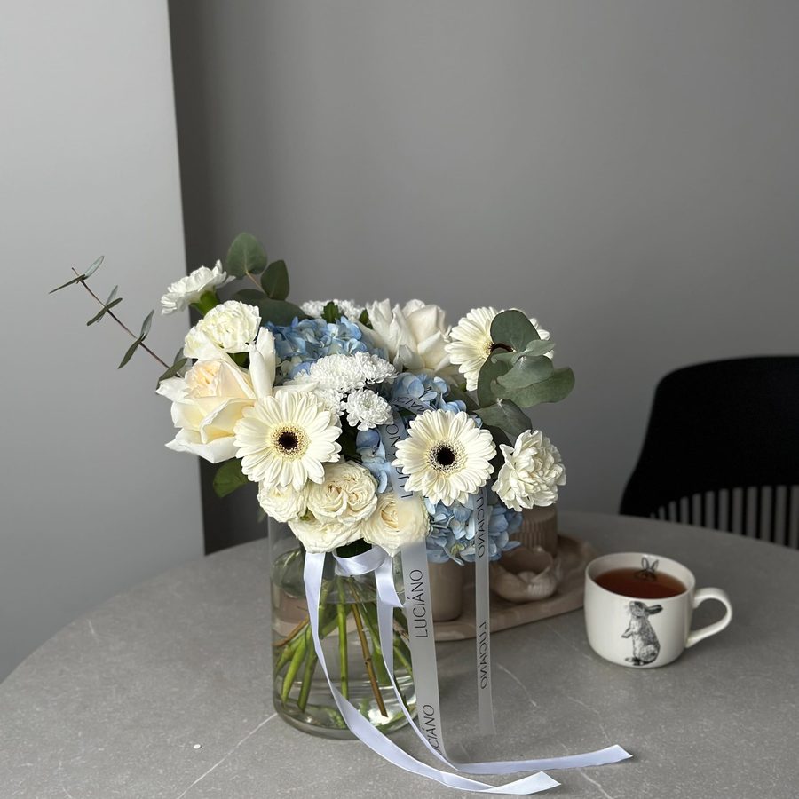 Фреш-букет с герберами, гортензией и кустовыми розами