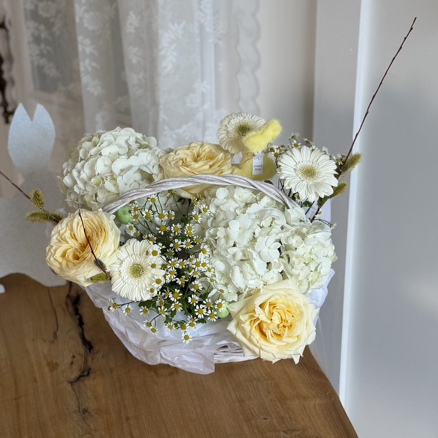 Авторская композиция с розами Candle Light и танацетумом