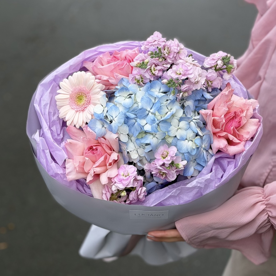 Авторский букет с розой Pink O’hara и гермини