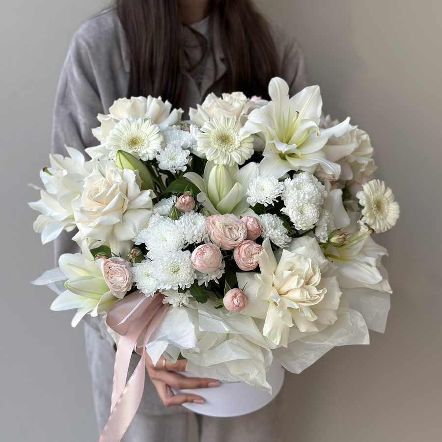 Авторская композиция с лилиями, cантини и кустовыми розами