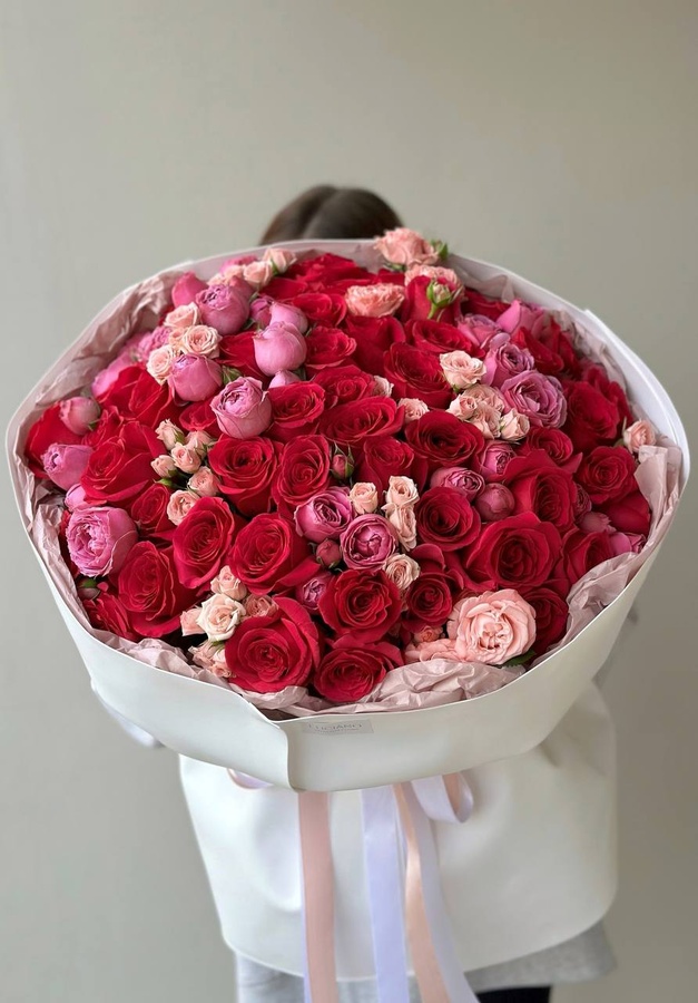 Авторский букет из пионовидных и кустовых роз