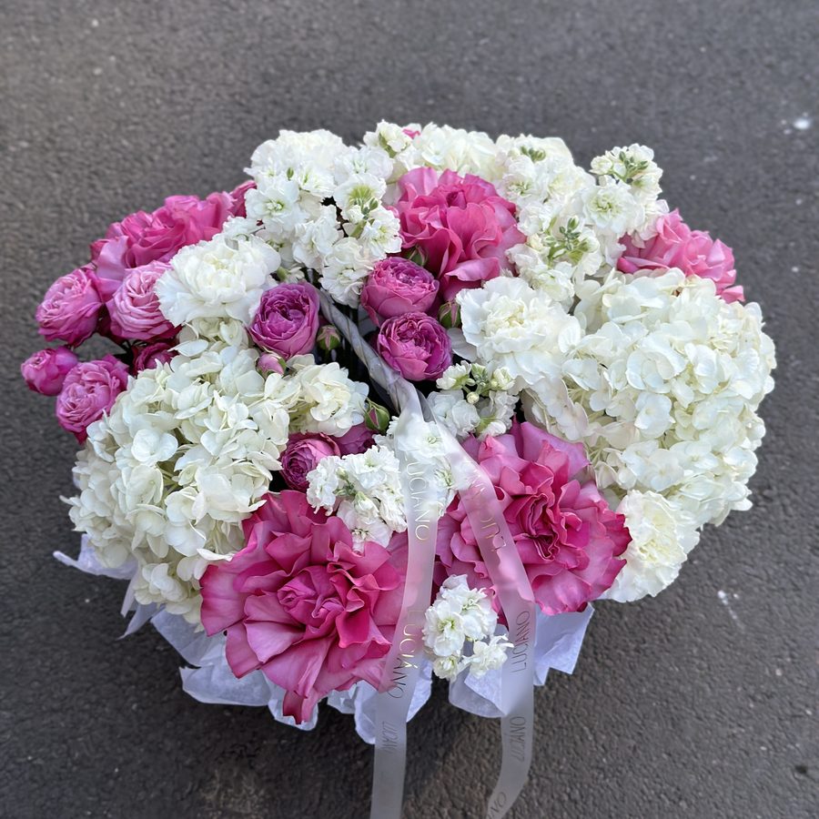 Авторская композиция с кустовыми розами и розами Country Blues в корзине