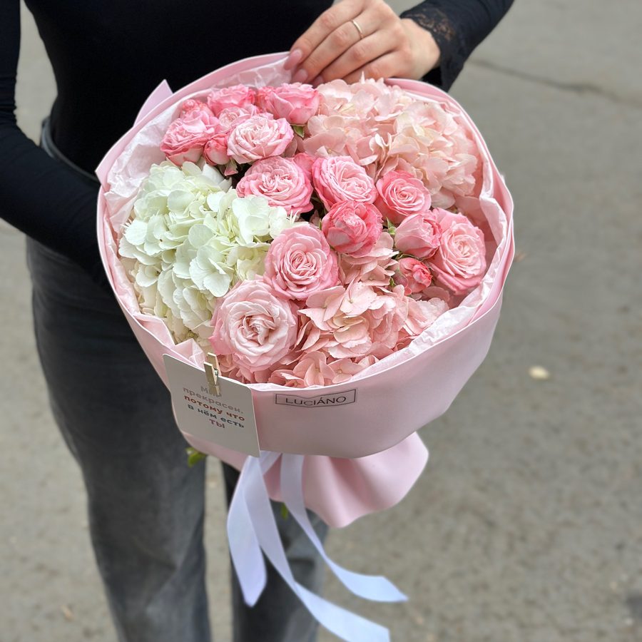 Дуо-букет из гортензий и кустовых роз