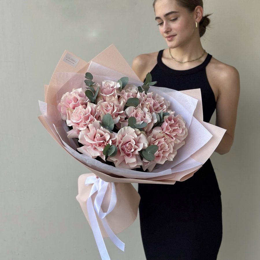 Моно букет из французских роз Pink Mondial - 11 шт с эвкалиптом