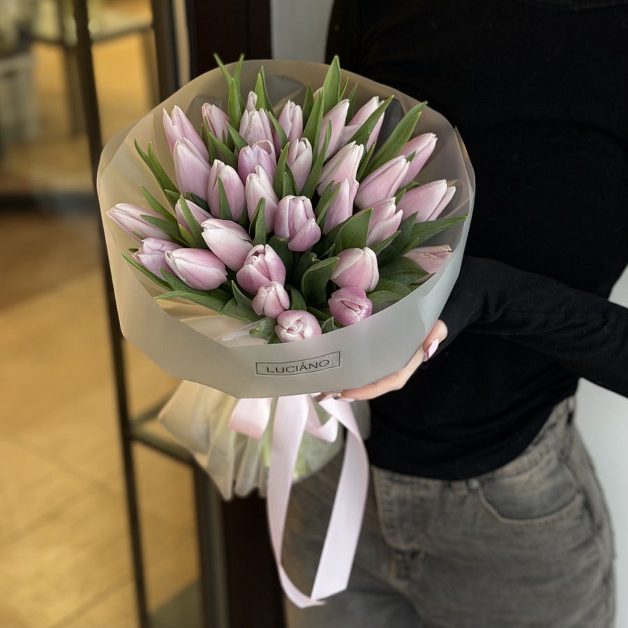 Моно-букет из светло-фиолетовых тюльпанов - 31 шт