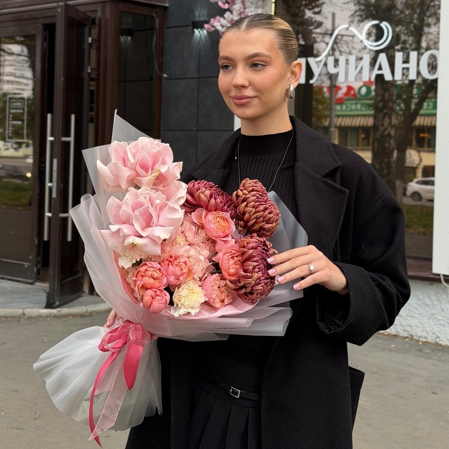 Авторский букет с хризантемами бигуди и французскими розами