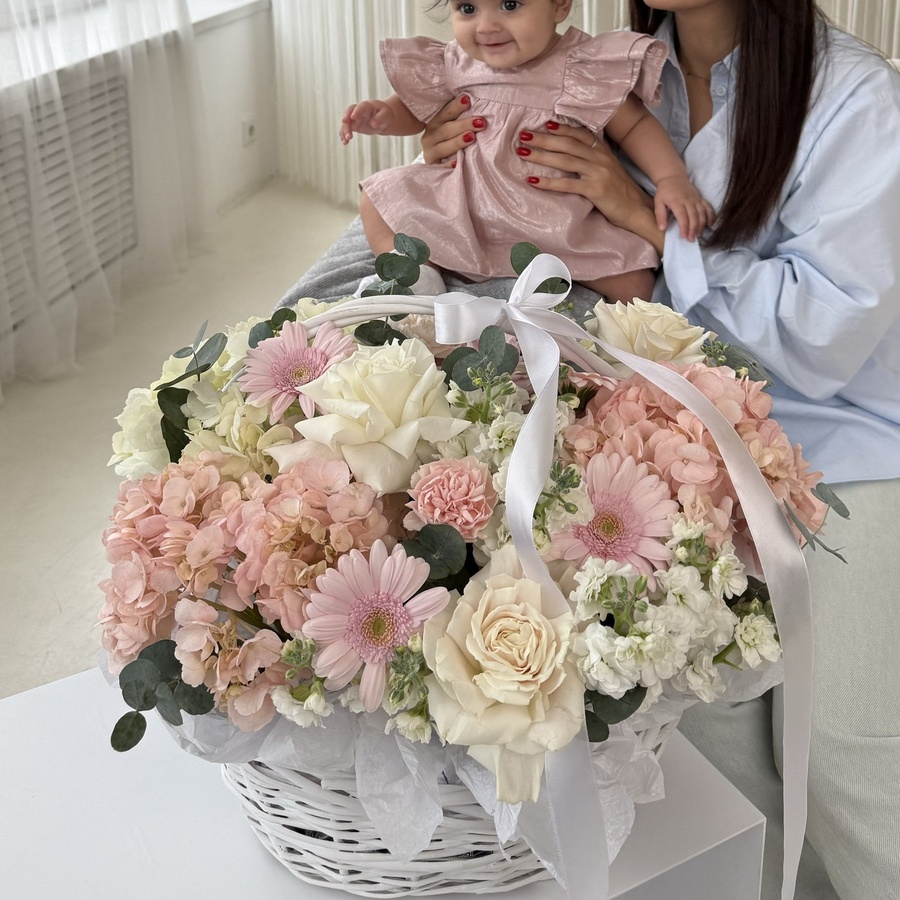 Авторская композиция в корзине с гортензиями и гермини