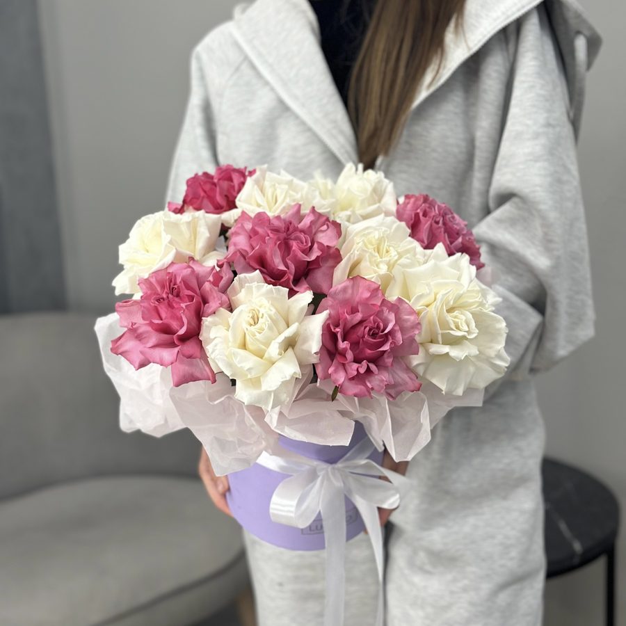 Композиция из французских роз сорта Playa Blanca и County Blues