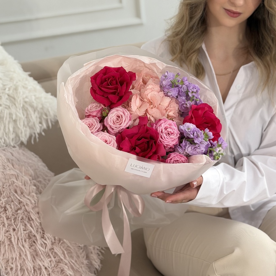 Авторский букет с маттиолой и розой Gotcha