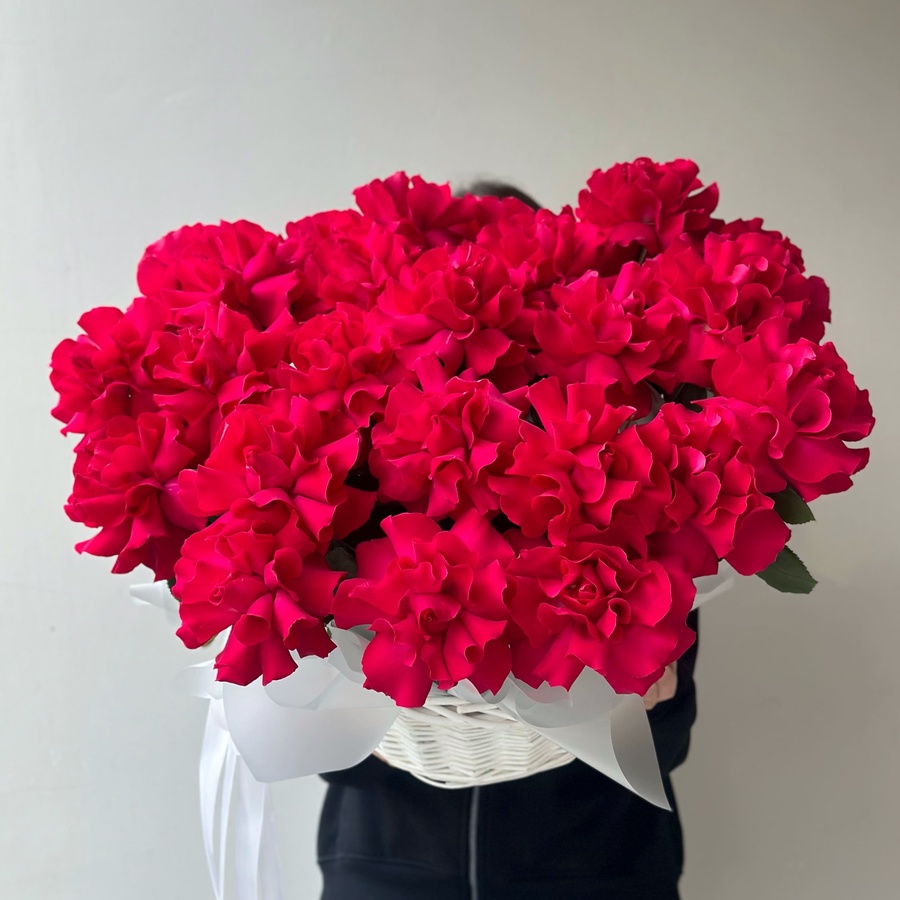 Корзина с французскими розами Gotcha - 25 шт