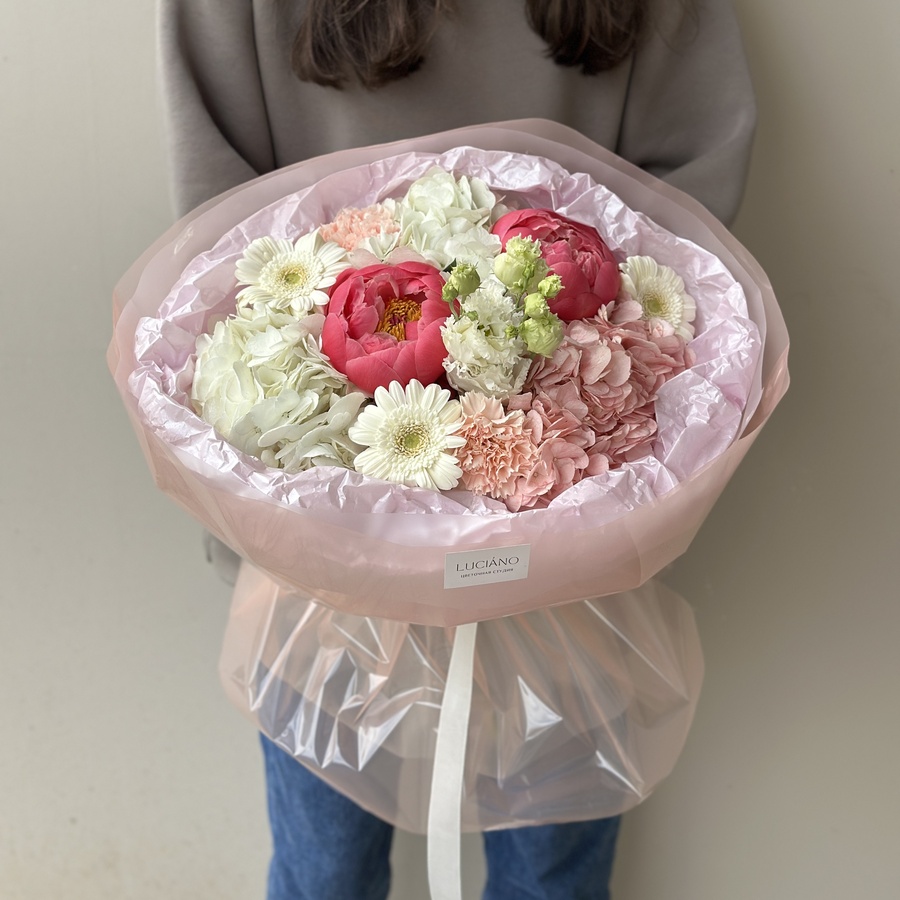 Авторский букет с сезонными пионами сорта Coral Charm