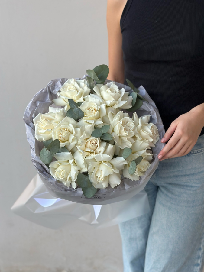 Моно букет из французских роз Playa Blanca - 11шт с эвкалиптом