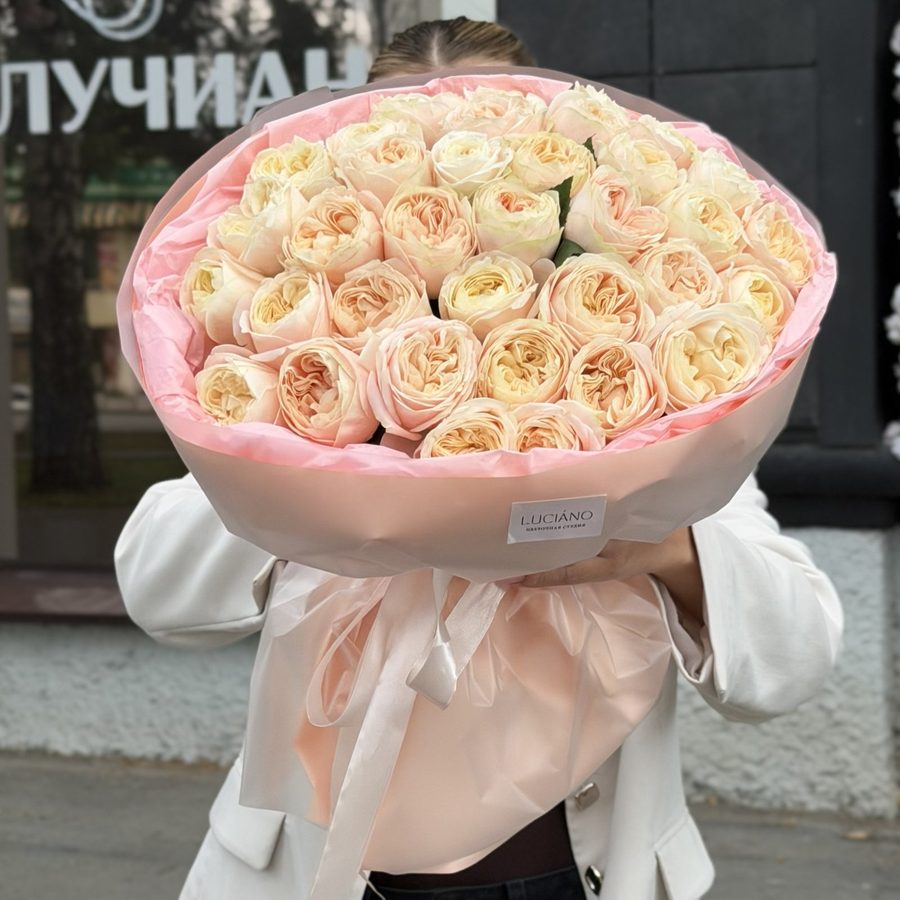 Моно-букет из пионовидных местных роз - 35 шт