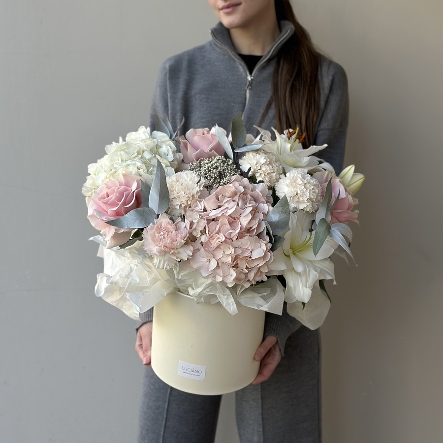 авторская композиция из лилий, гортензий и французских роз