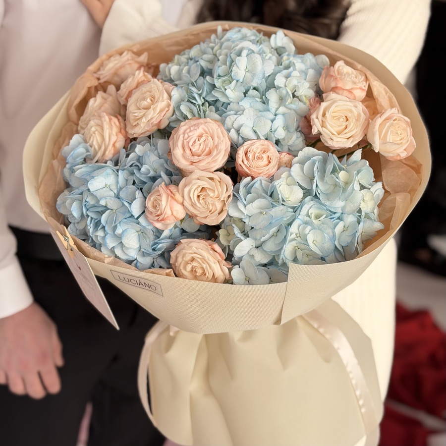 Дуо-букет из гортензий и кустовых роз