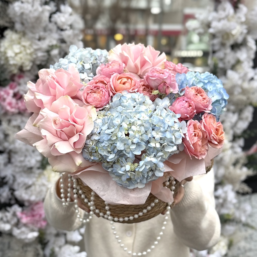 Авторская композиция из гортензий и кустовых роз Juliette