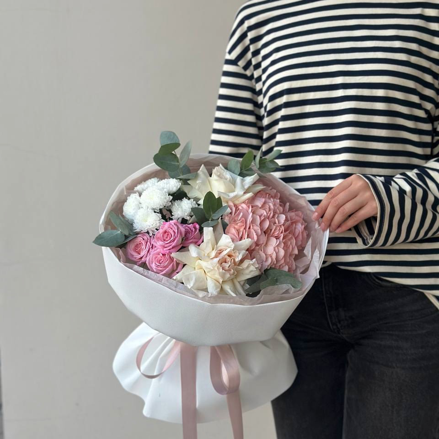 Авторский букет с кустовыми розами и сантини