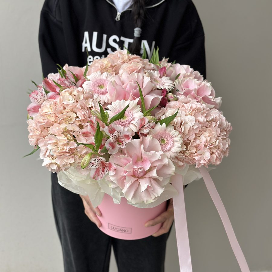 Авторская композиция из гортензий, гермини, альстромерий и французских роз