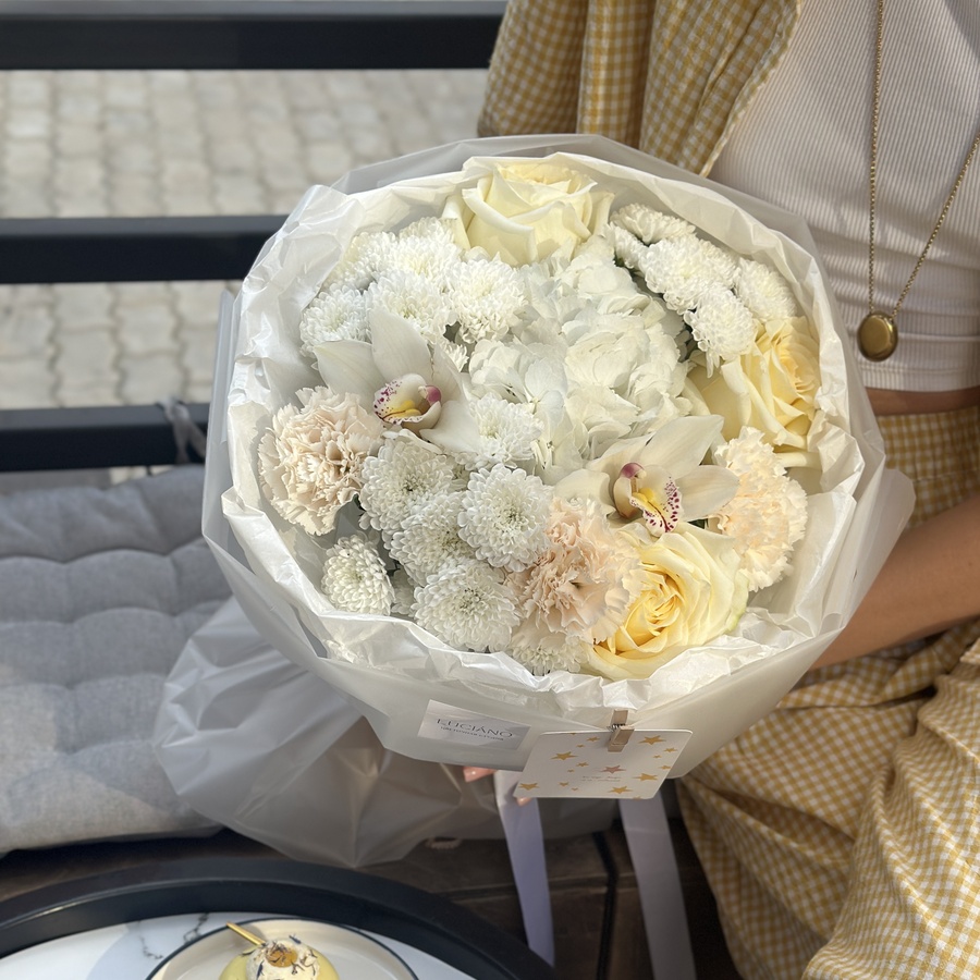 Авторский букет с сантини и розами сорта Candlelight