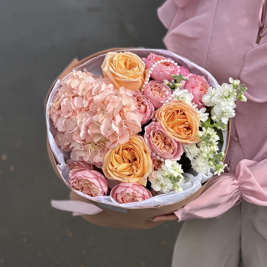 Авторский букет с розой Sweet City и маттиолой