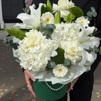 Авторская композиция с лилией и гвоздикой киви
