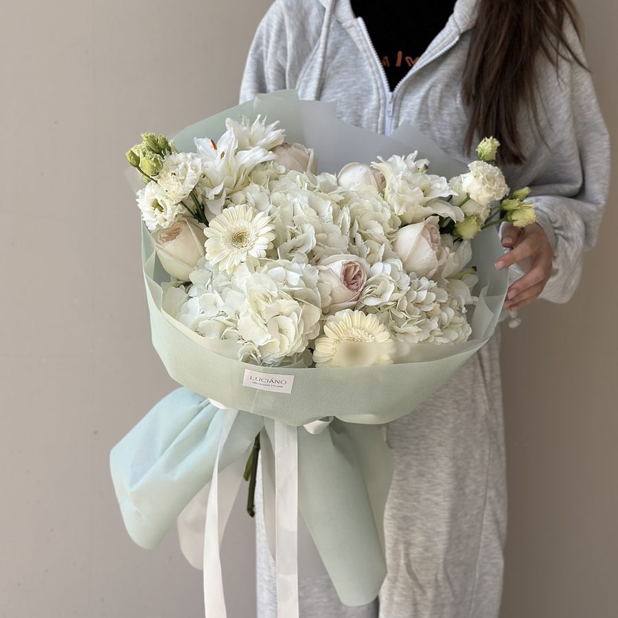 Авторский букет с лилиями и гермини