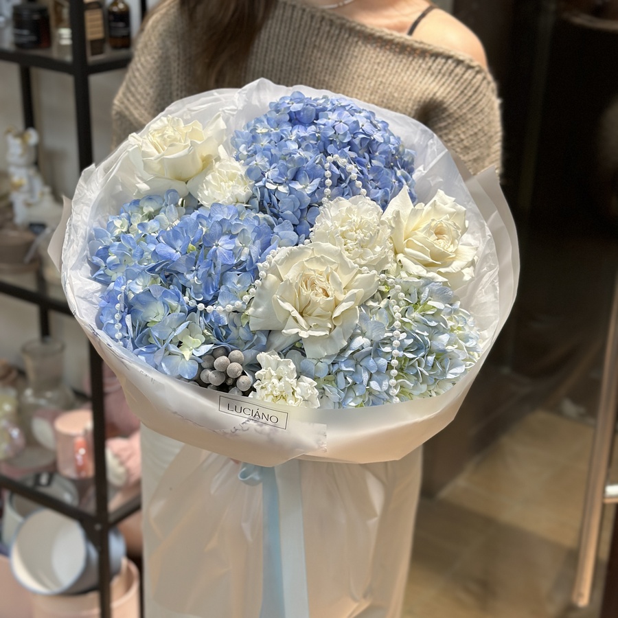 Авторский букет в голубых тонах