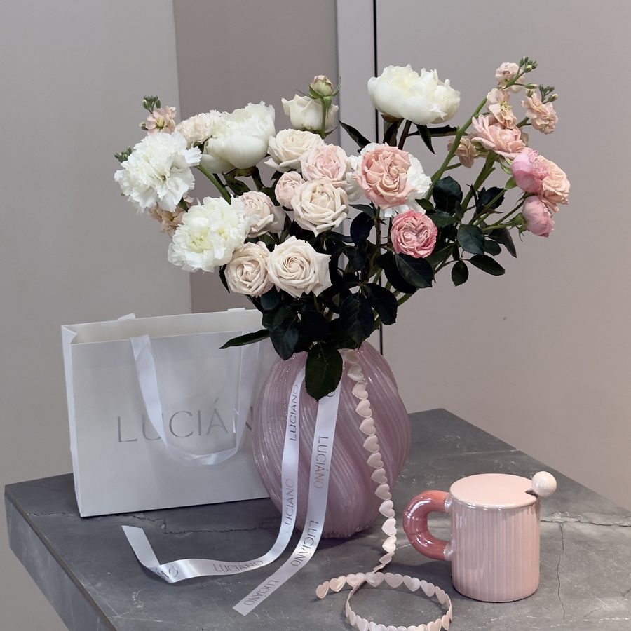 Фреш-букет с кустовыми розами и диантусами