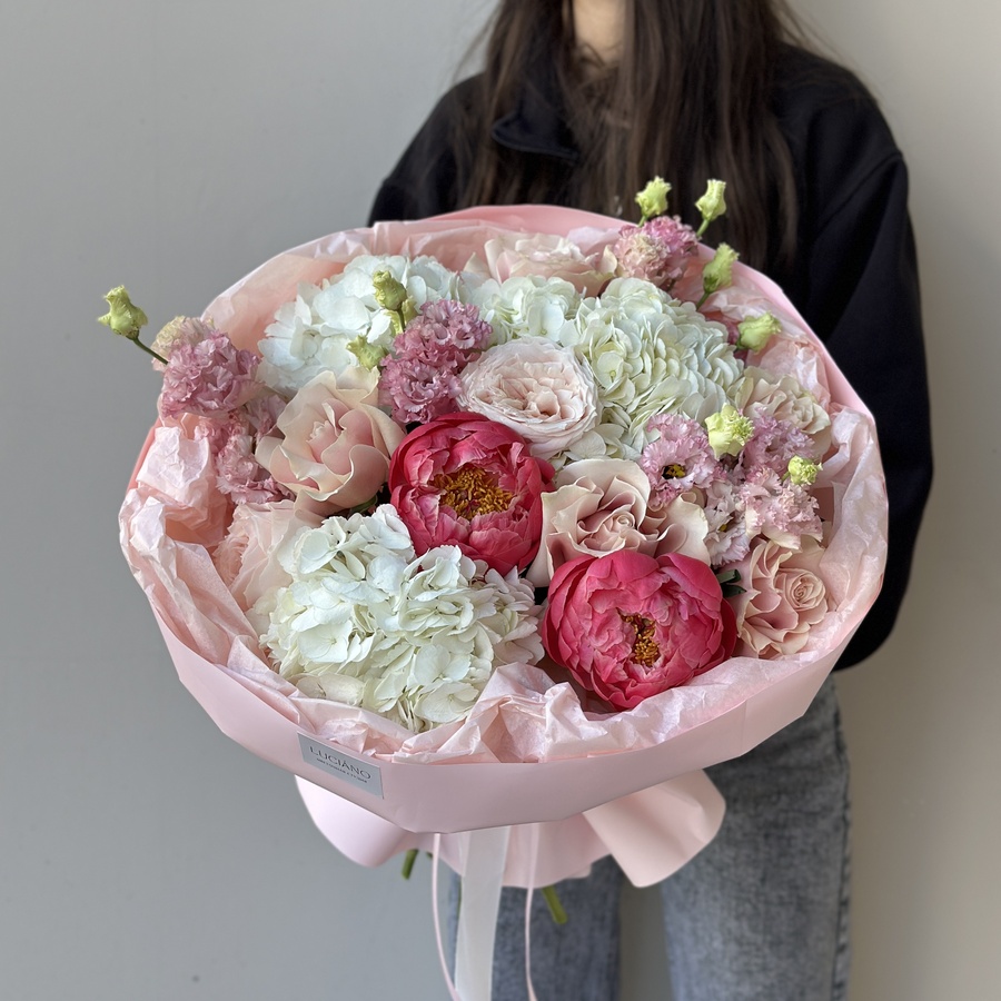 Авторский букет с сезонными пионами