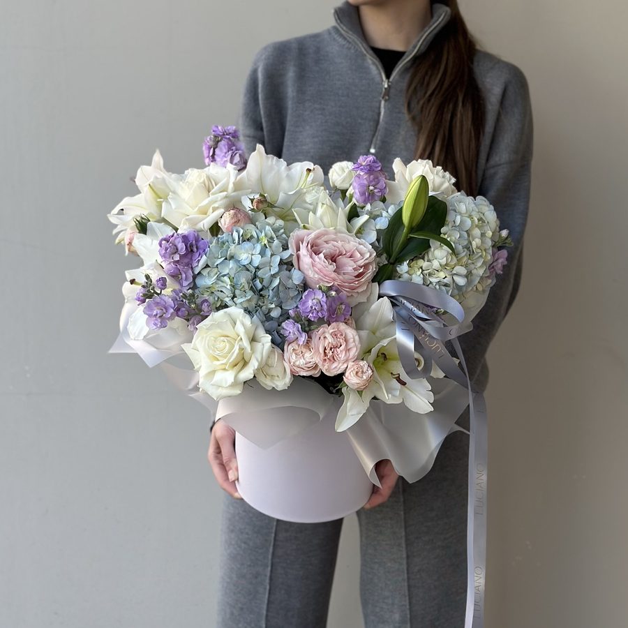 Авторская композиция с лилиями и гортензиями