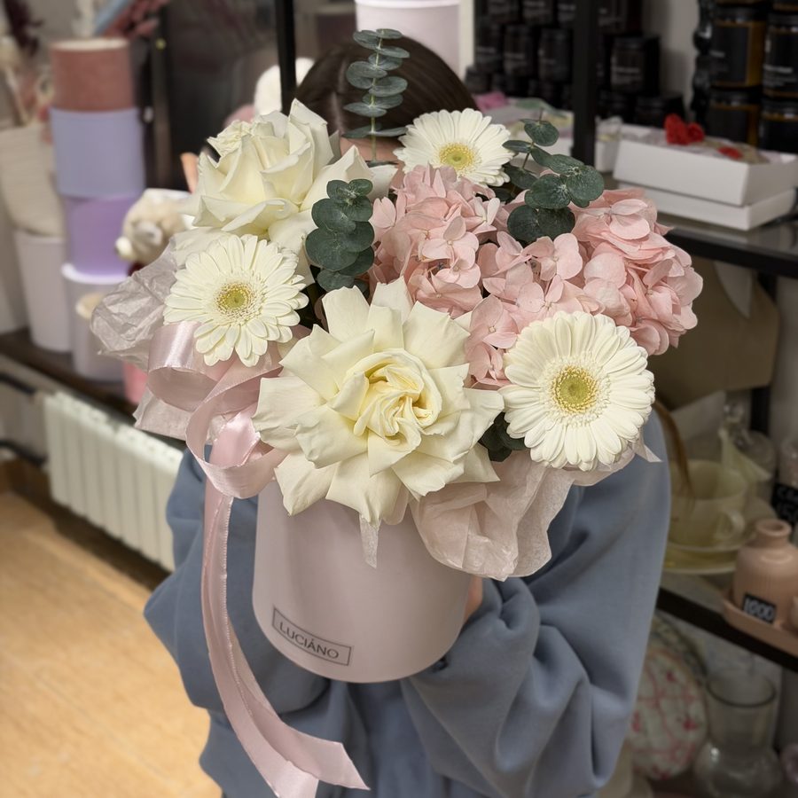 Авторская композиция с французскими розами и гермини