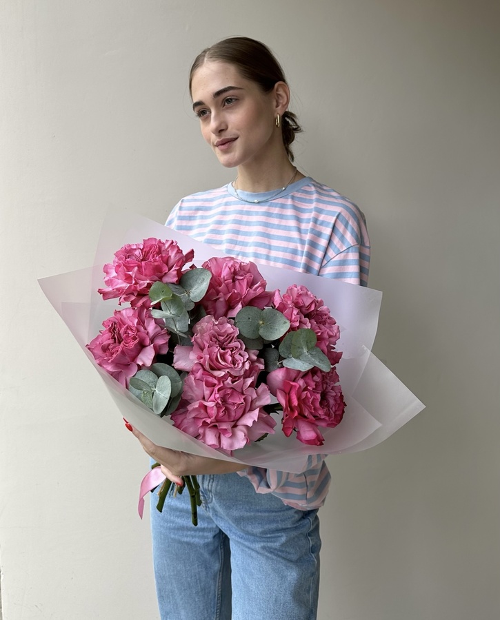 Моно букет из французских роз Country Blues - 7шт с эвкалиптом