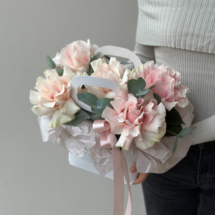 Композиция с французскими розами Pink Mondial и эвкалиптом