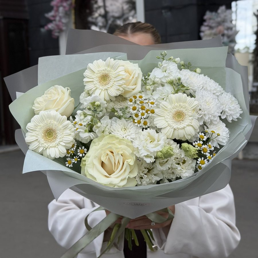 Авторский букет с танацетумом и эустомой