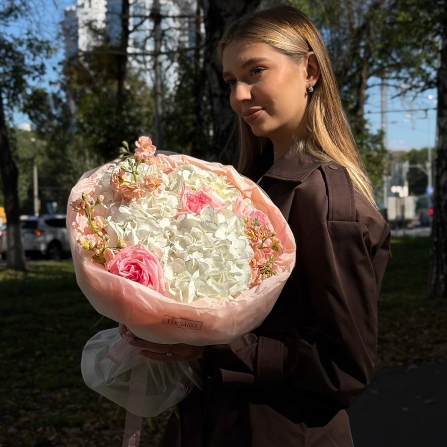Авторский букет с розами Pink O'Hara и маттиолой