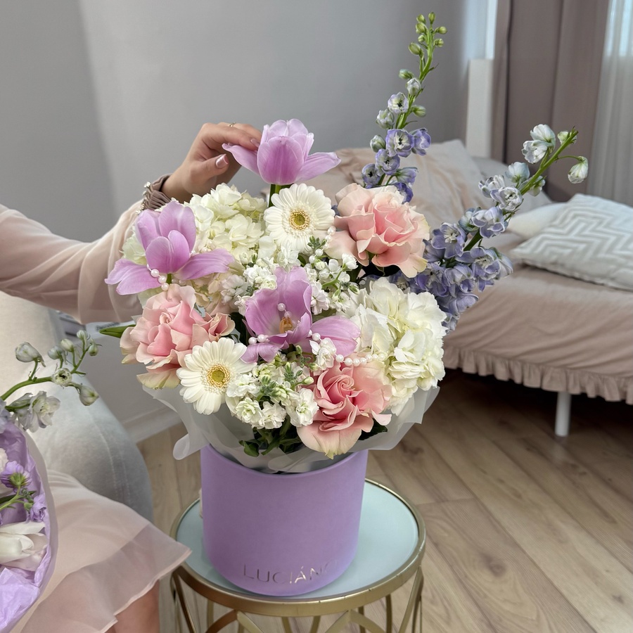 Авторская композиция с дельфиниумом и розами Pink Mondial